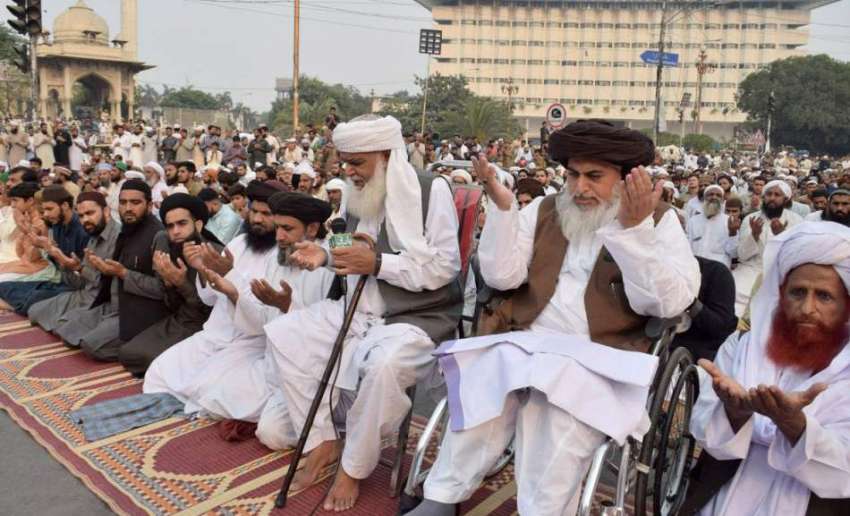 لاہور: مال روڈ پر دھرنے میں شریک مذہبی جماعت کے رہنما مولانا ..
