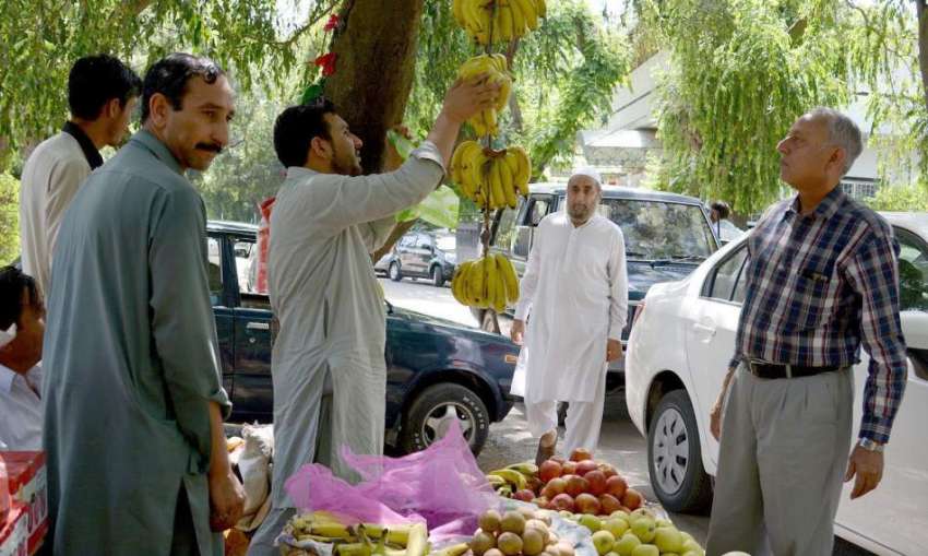 اسلام آباد: شہری افطاری کے لیے سڑک کنارے لگے سٹال سے تازہ ..