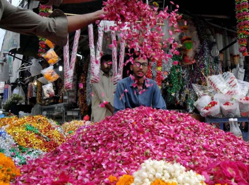راولپنڈی: بنی چوک میں دکاندار پھولوں کی پتیاں فروخت کے لیے ..