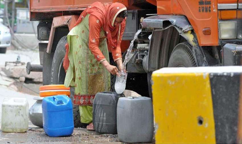 راولپنڈی: ایک خاتون واٹر ٹینکر سے پینے کے لیے پانی بھر رہی ..