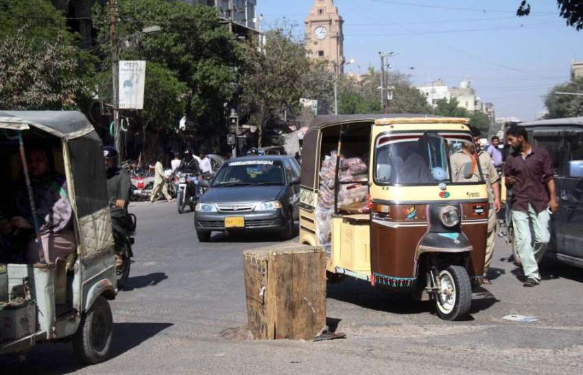 کراچی: ایم اے جنا ح روڈ پر کھلا مین ہول انتظامیہ کا منہ چڑا ..