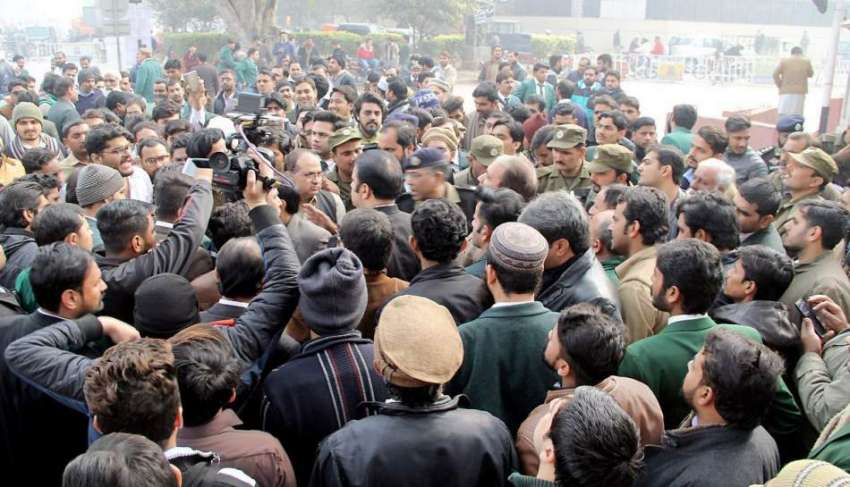 لاہور: وکلاء کے تشدد کے خلاف احتجاج کرنیوالے ہائیکورٹ کے ..