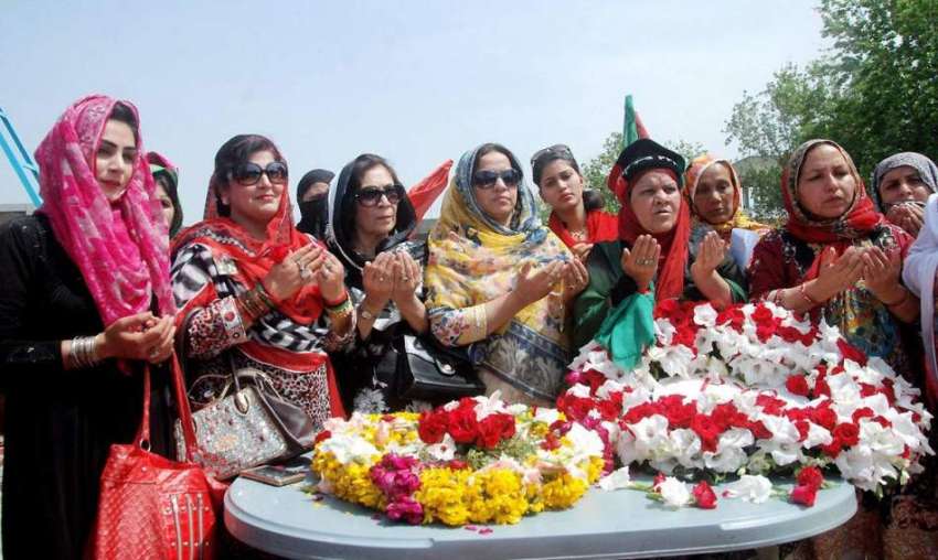 راولپنڈی: ذوالفقار علی بھٹوی کی برسی کے موقع پر خواتین کارکن ..
