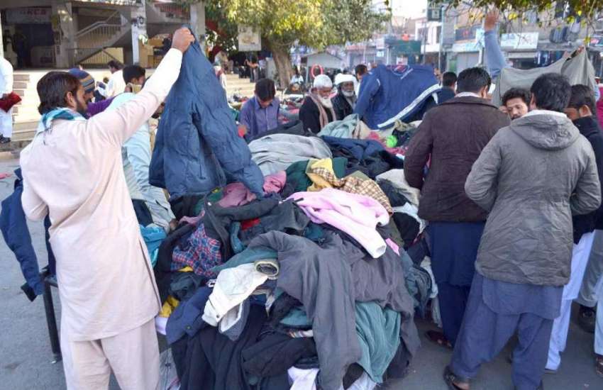 ملتان: شہری سردی کی شدت سے بچنے کے لیے گرم کپڑے خرید رہے ہیں۔