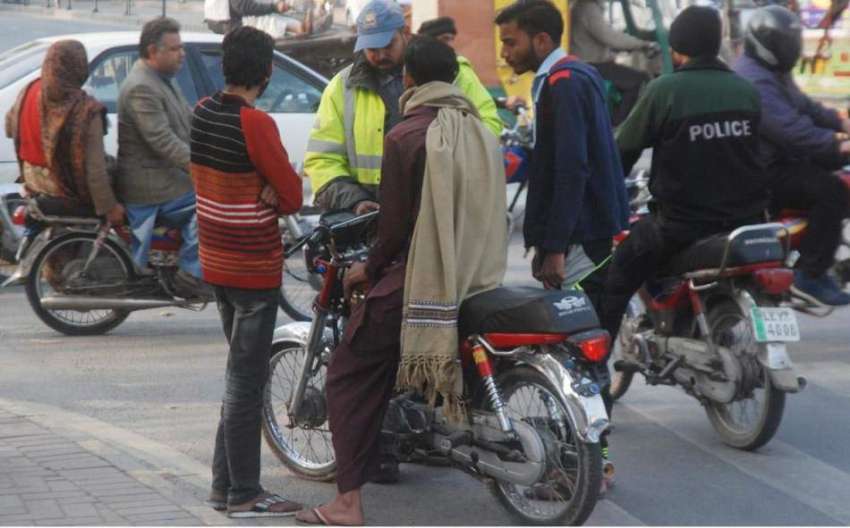راولپنڈی: مال رڈو پر ٹریفک وارڈن نے غیر نمونہ نمبر پلیٹ والے ..