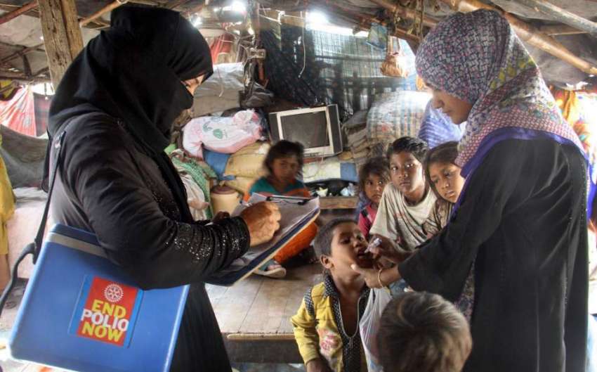 کراچی: انسداد پولیو مہم کے سلسلے میں بچوں کو پولیو کے قطرے ..