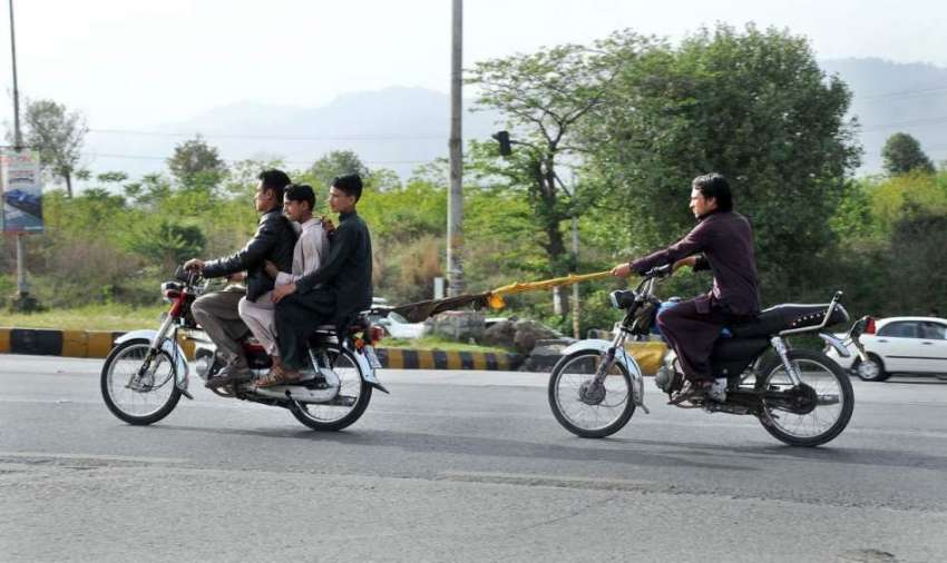 اسلام آباد: نوجوان موٹر سائیکل سوار ، دوسری موٹر سائیکل ..