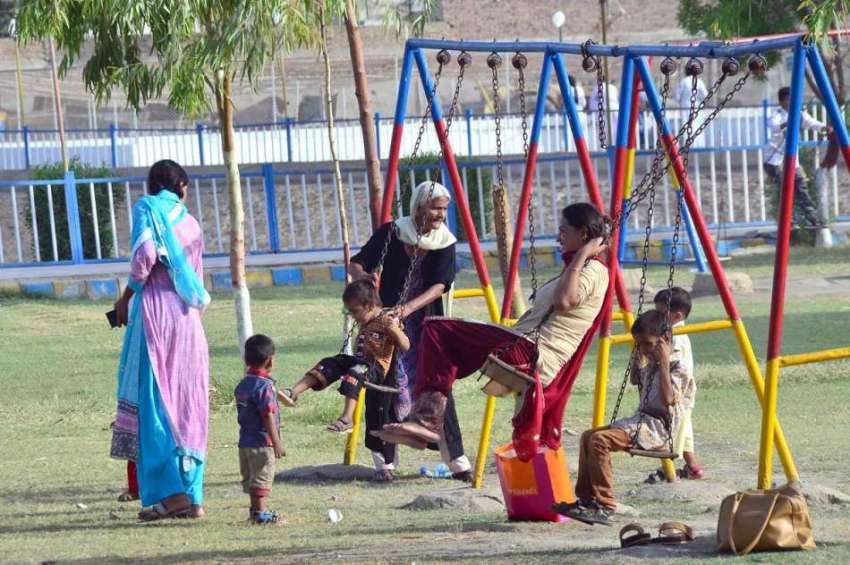 حیدر آباد: خواتین اور بچے رانی باغ میں جھولوں سے لطف اندوز ..