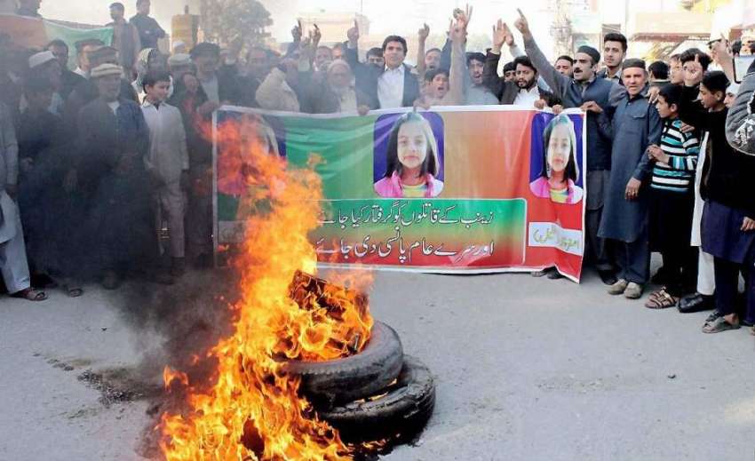 پشاور: ورسک روڈ کے رہائشی سانحہ قصور کے خلاف آگ لگا کر احتجاجی ..