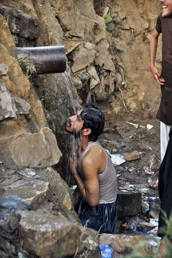 اسلام آباد: شہری گرمی کی شدت کم کرنے کے لیے پائپ سے نکلنے ..