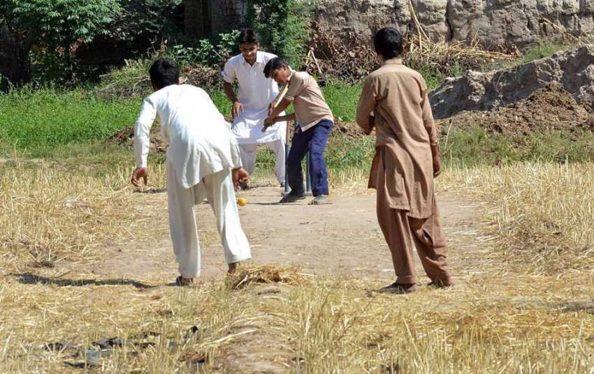 ملتان: نوجوان خشک کھیت میں کرکٹ کھیل رہے ہیں۔