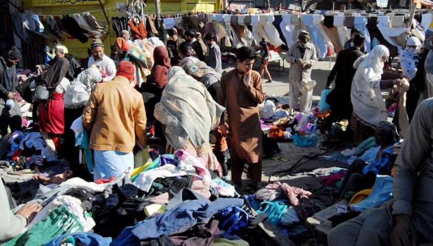 راولپنڈی: شہری ہفتہ وار جمعہ بازار سے گرم کپڑے خرید رہے ہیں۔
