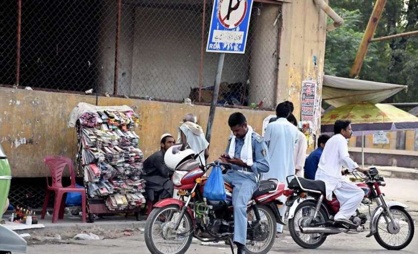 راولپنڈی: ٹریفک وارڈن نو پارکنگ بورڈ کے سامنے موٹر سائیکل ..