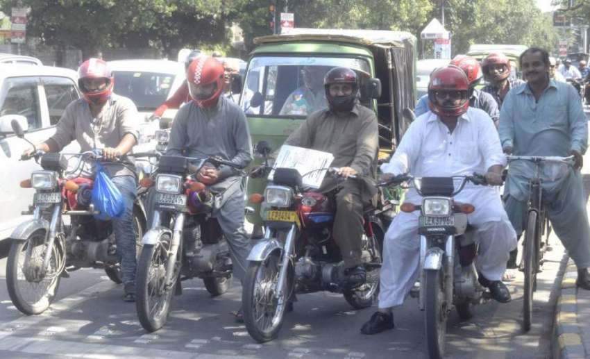 لاہور: ہائیکورٹ کے حکم پر کاروائی شروع ہونے کے بعد مال روڈ ..