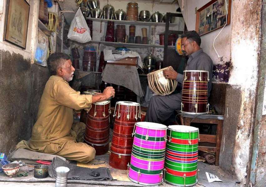 لاہور: محنت کش میوزک کی اشیاء( ڈھول ) تیار کرنے میں مصروف ..