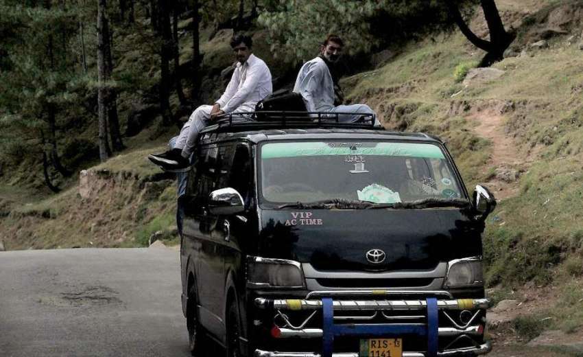 مظفر آباد: ٹرانسپورٹ کی کمی کے باعث شہری خطرناک اندا سے وین ..