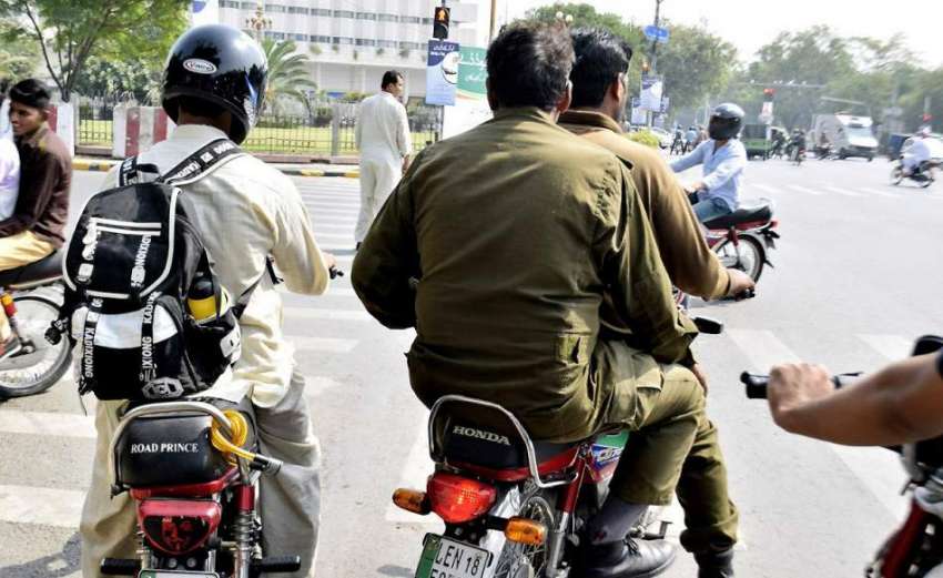 لاہور: مال روڈ پر موٹر سائیکل سوار پولیس اہلکار بغیر ہیلمٹ ..