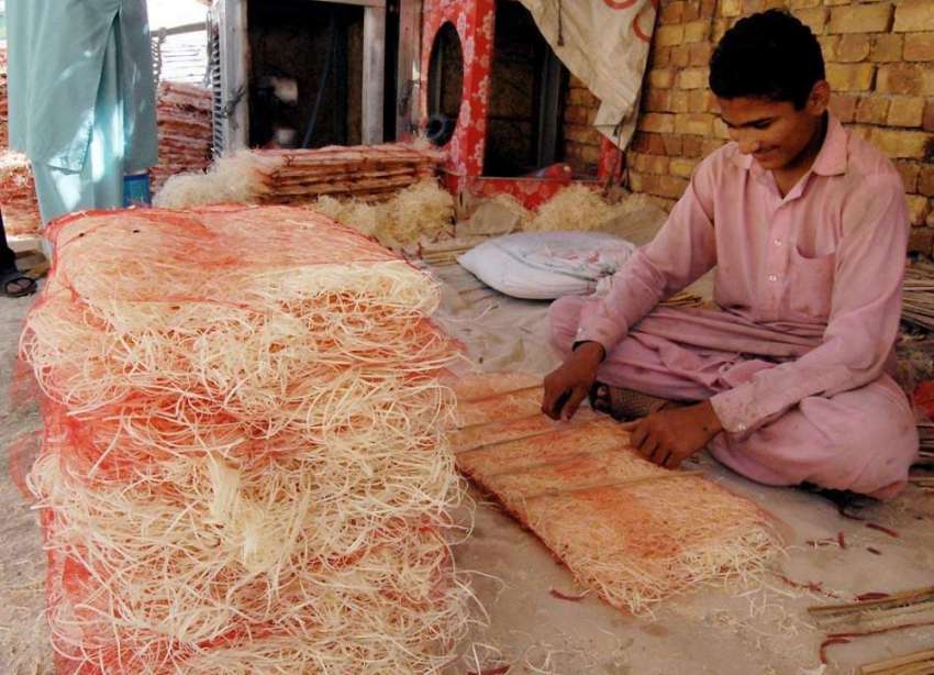 راولپنڈی: گرمی کی شدت میں مانگ میں اضافے کے سبب ایک کاریگر ..