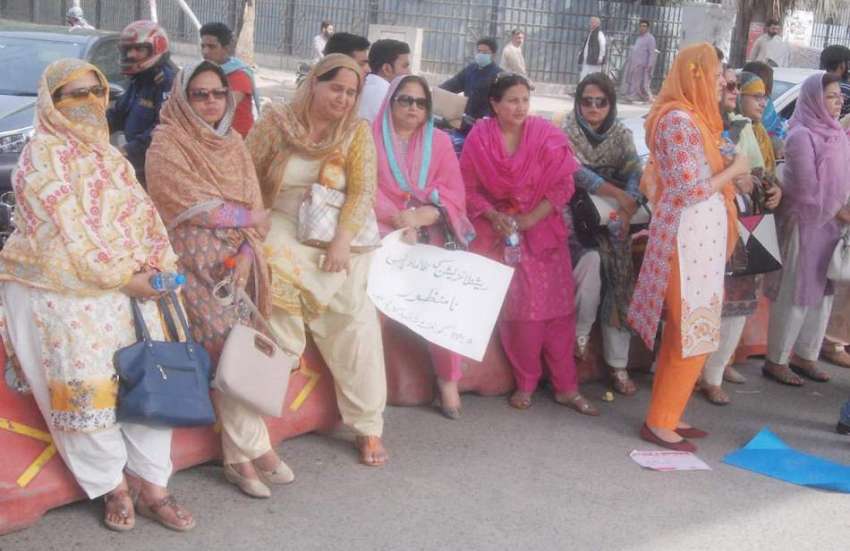 لاہور: پروفیسر لیکچرار ایسوسی ایشن کے احتجاج میں شریک خواتین ..