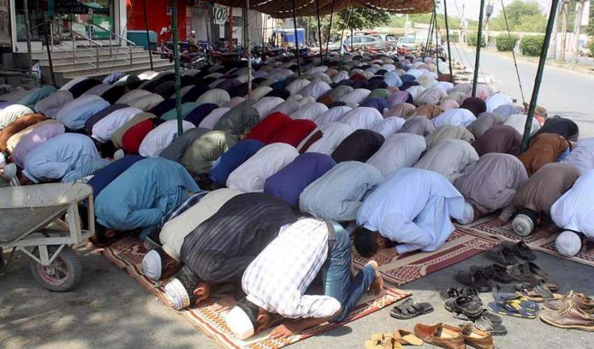 فیصل آباد: شہری ماہ رمضان کے دوسرے جمعتہ المبارک کی ادائیگی ..