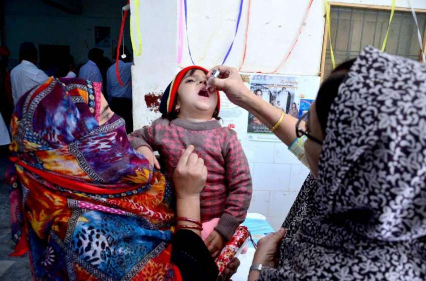 حیدر آباد: انسداد پولیو مہم کے دوران پولیو ورکر ایک بچے کو ..
