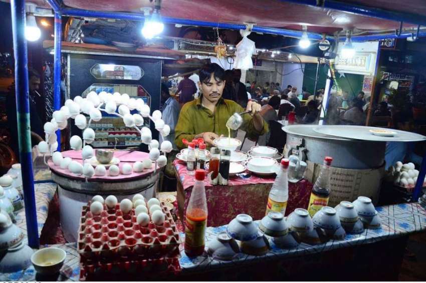 حیدر آباد: دکاندار سوپ اور ابلے ہوئے انڈے فروخت کررہا ہے۔