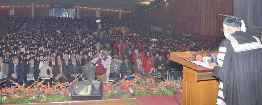 لاہور: پنجاب یونیورسٹی کے وائس چانسلر پروفیسر نیاز احمد ..