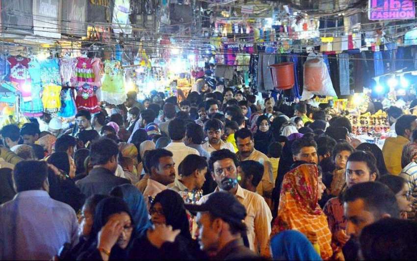 حیدر آباد: عید کی تیاریوں میں مصروف شہری ریشم بازار سے خریداری ..