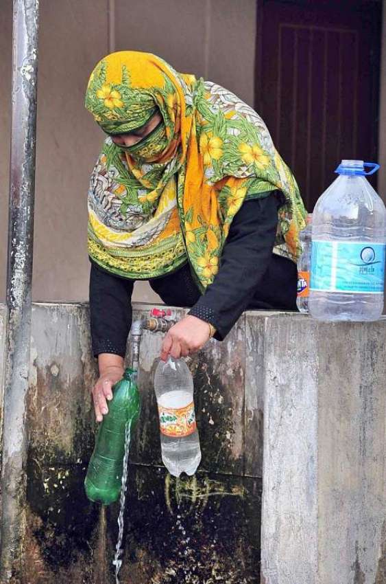 اسلام آباد: وفاقی دارالحکومت میں ایک خاتون پینے کے لیے صاف ..