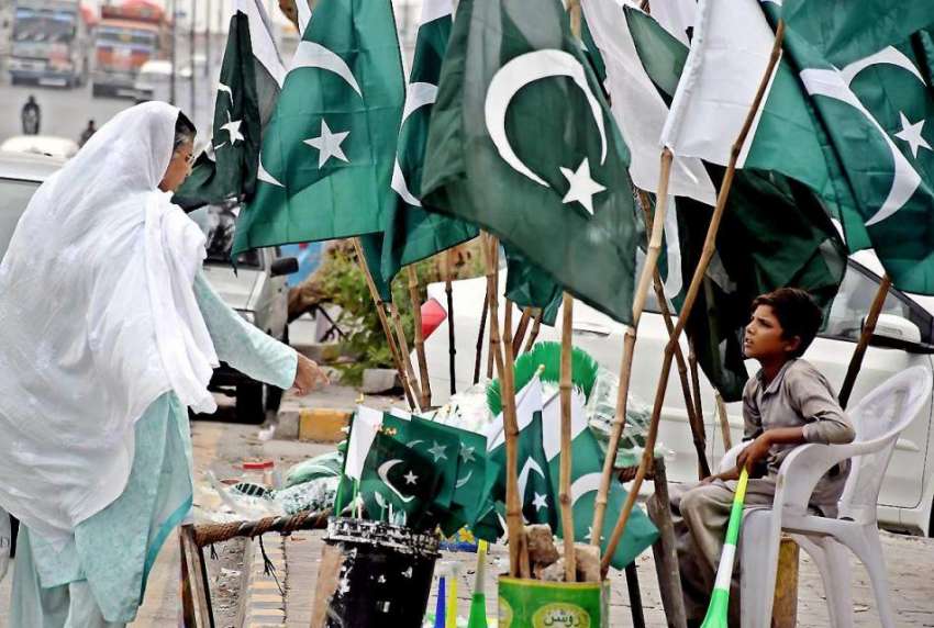 راولپنڈی: جشن آزادی کے سلسلے میں ایک معمر خاتون پرچم خرید ..