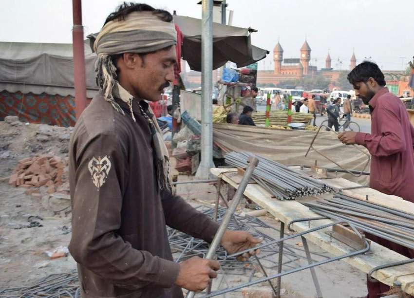 لاہور: ریلوے اسٹیشن کے سامنے مزدور بے گھر افراد کے لیے پناہ ..