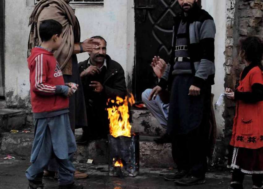 اسلام آباد: شہری سردے سے بچنے کے لیے آگ تاپ رہے ہیں۔