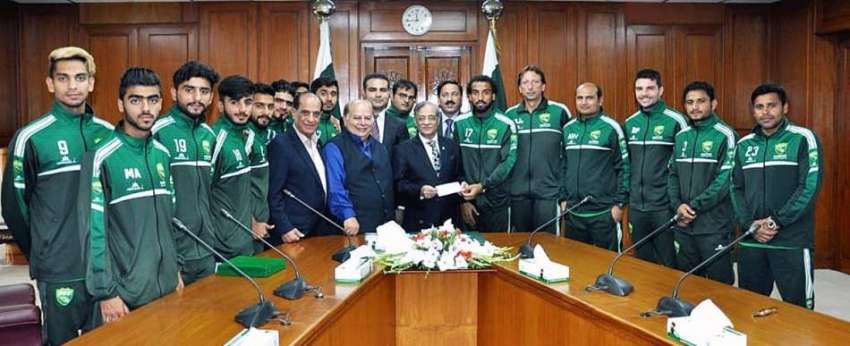 اسلام آباد: پاکستان فٹبال ٹیم کا وفد چیف جسٹس آف پاکستان ..