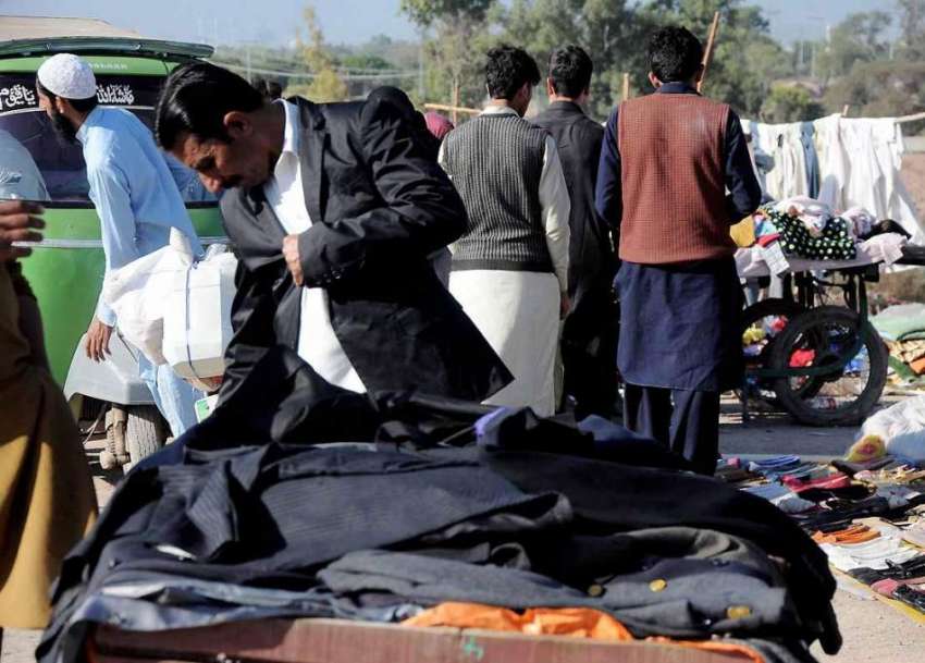 اسلام آباد: شہری کھنہ پل سے گرم کپڑے خرید رہے ہیں۔
