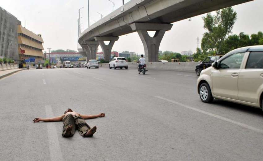 راولپنڈی: نشے کا عادی شخص سڑک کر درمیان میں لیٹا ہوا ہے جو ..