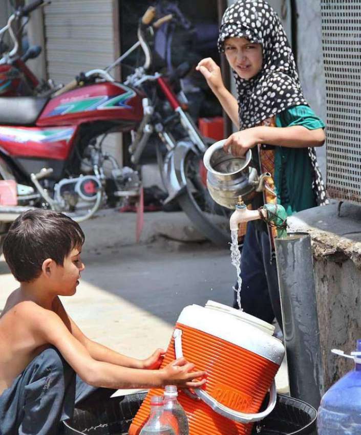 سرگودھا: بچے پینے کے لیے صاف پانی کولر میں بھر رہے ہیں۔