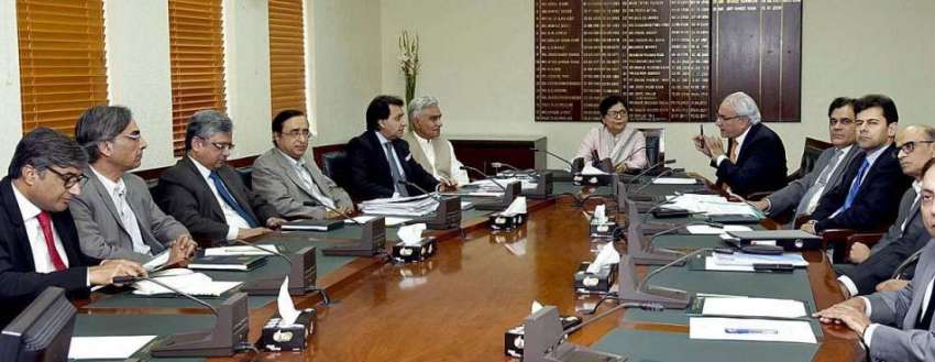 اسلام آباد: وزیر خزانہ ڈاکٹر شمشاد اختر ایک محکمانہ اجلاس ..