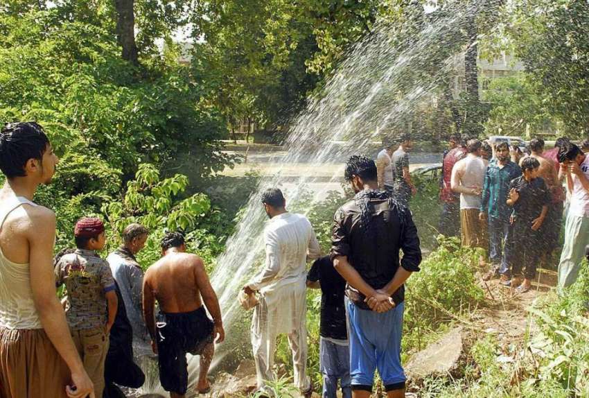 اسلام آباد: شہری گرمی کی شدت سے بچنے کے لیے نہا رہے ہیں۔