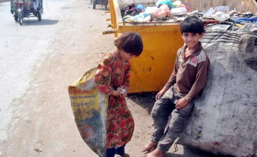 لاہور: خانہ بدوش بچے سخت دھوپ میں کارآمد اشیاء اکٹھی کرنے ..