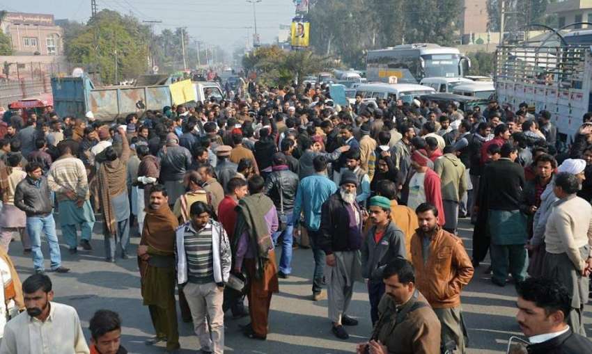 فیصل آباد: واسا ملازمین کے ساتھ وفاقی وزیر مملکت عابد شیر ..