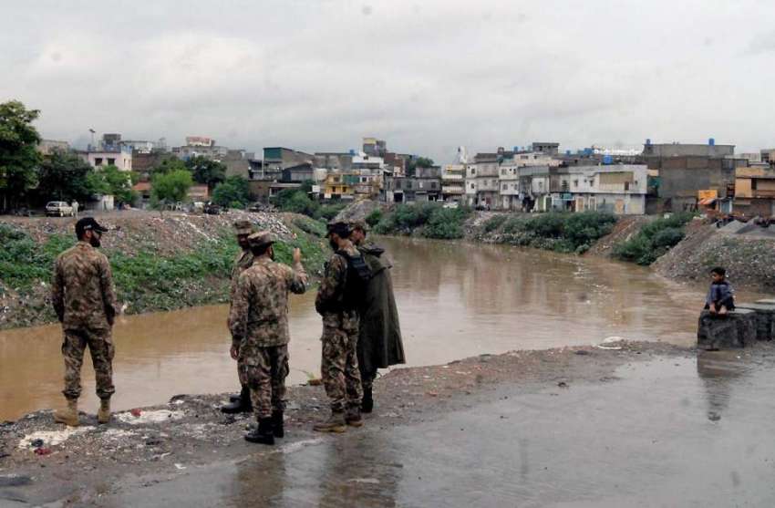 راولپنڈی: موسلا دھار بارش کے دوران پاک فوج کے جوان کسی بھی ..