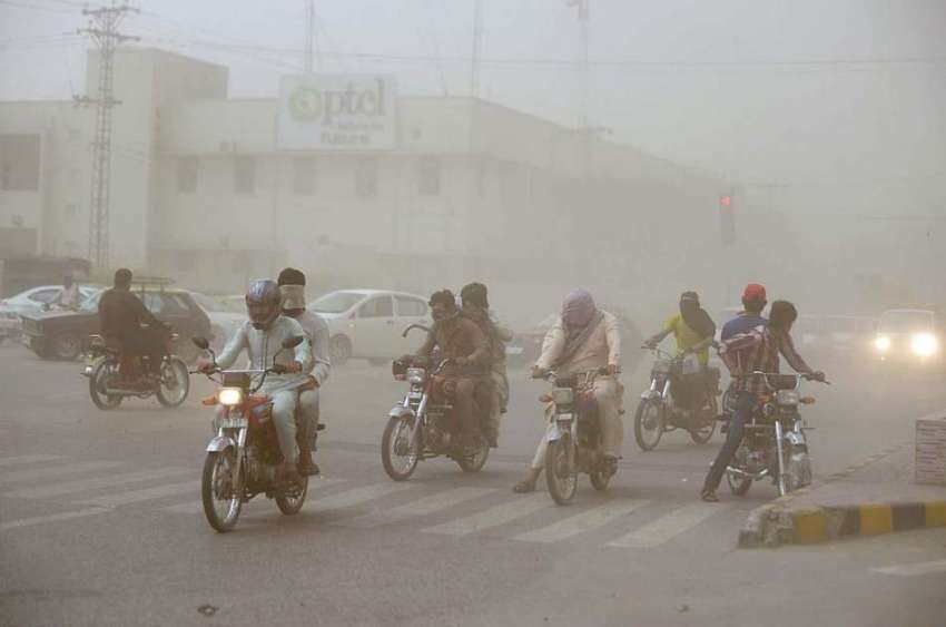 راولپنڈی: موٹرسائیکل سوار تیز آندھی سے بچنے کے لیے چہروں ..