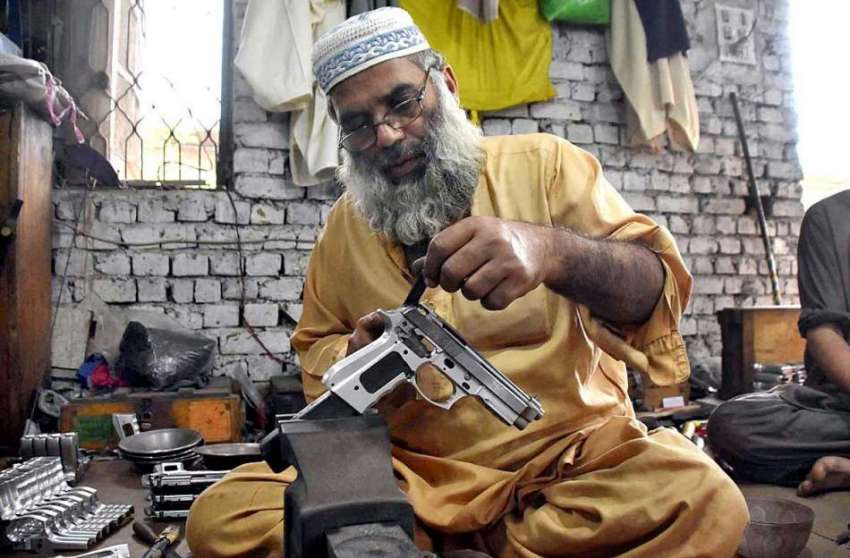 پشاور: کوہاٹ روڈ پر ایک شخص پستول بنا رہا ہے۔