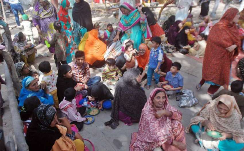 لاہور: حضرت مادھولال حسین(رح) کے سالانہ عرس کے آخری روز خواتین ..