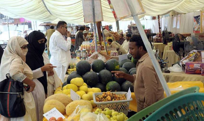 ملتان: خواتین سستا رمضان بازار سے سبزیاں اور پھل خرید رہی ..