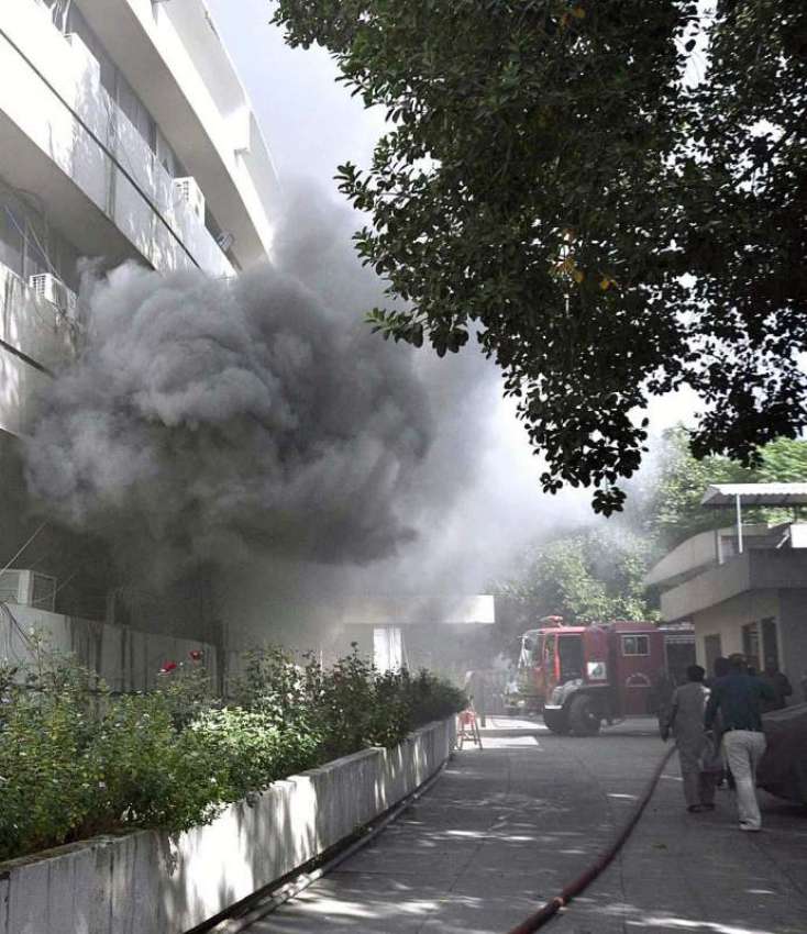 اسلام آباد: ریسکیو اہلکار پی آئی ڈی میں لگنے والی آگ بجھانے ..