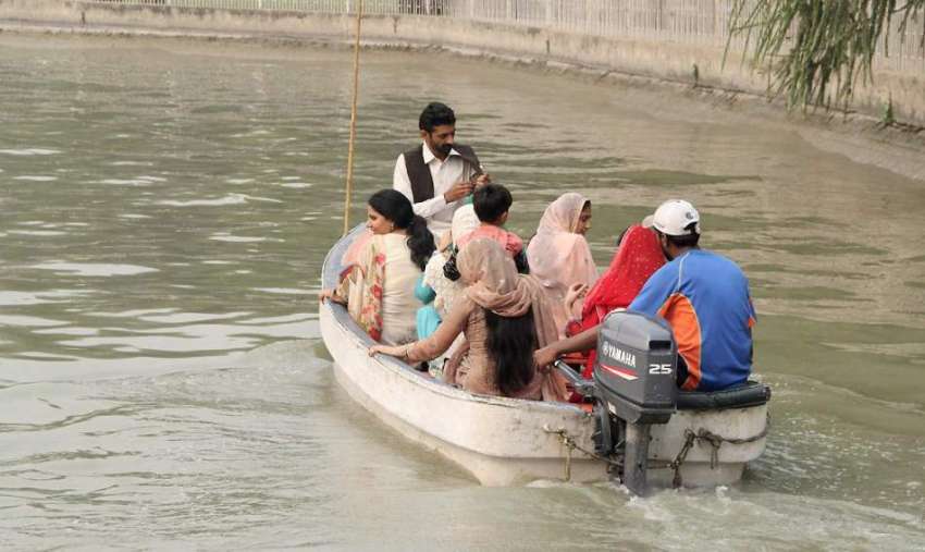 لاہور: جیلانی پارک میں سیر و تفریح کے لیے آئے شہری کشتی کی ..