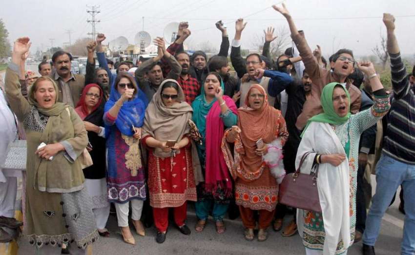 راولپنڈی: نہال ہاشمی کی اڈیالہ جیل سے رہائی کے موقع پر کارکنان ..