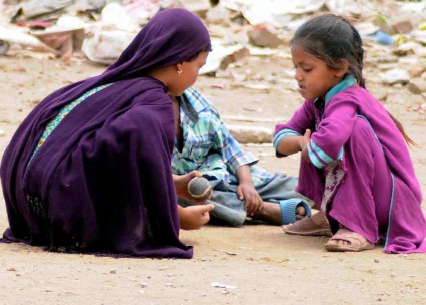 راولپنڈی: شدید گرمی اور سخت دھوپ سے بے خبر خانہ بدوش بچے ..