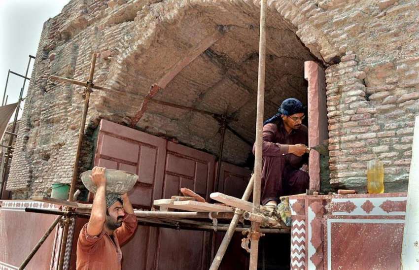لاہور: مزدور نور جہان کے مقبرہ کی تعمیر نوع کے کام میں مصروف ..